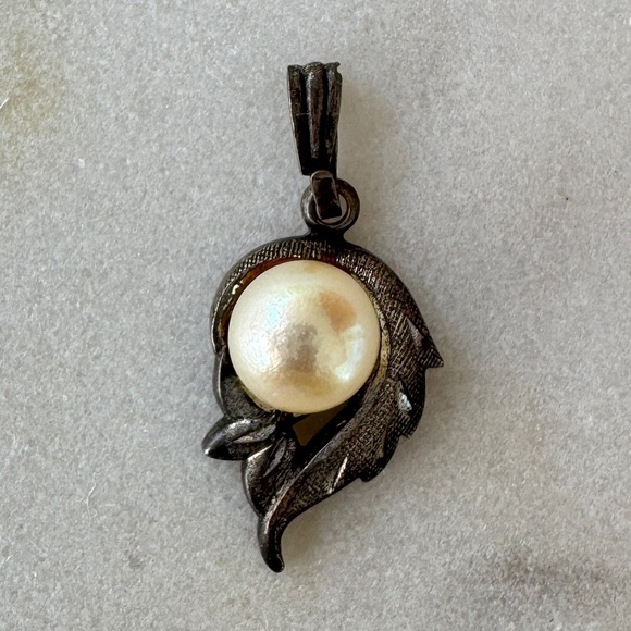 Napier Pearl Necklace Pendant - Picture 2 of 5